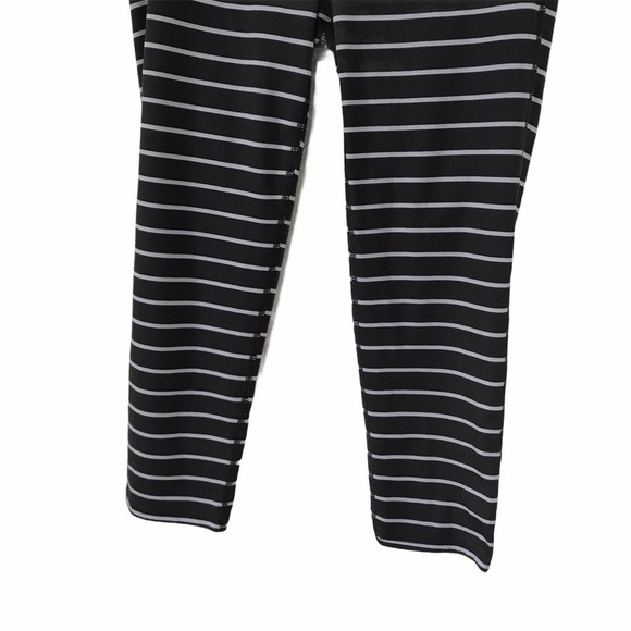 Athleta Chaturanga Stripe crop Xs black & gray B32 - Picture 5 of 8